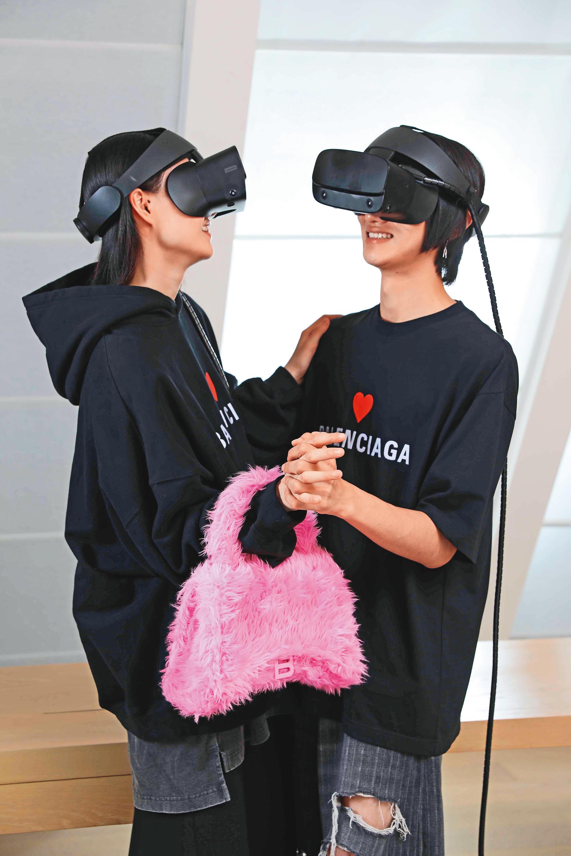 BALENCIAGA 2021七夕系列形象廣告以貼近年輕人的生活,如戴著VR頭戴設備跳舞塑造。仿毛沙漏包NT$57,500(BALENCIAGA提供)