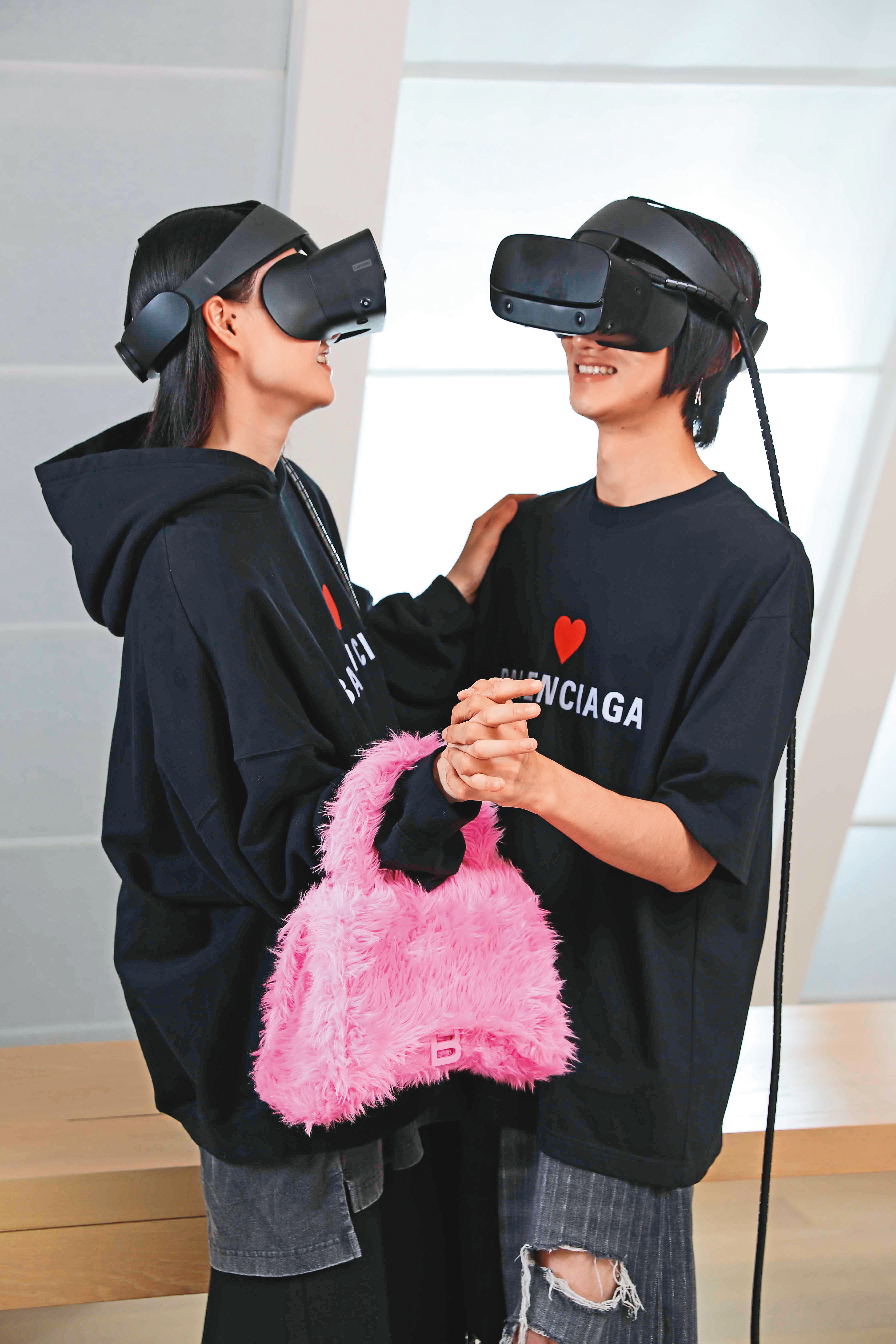 BALENCIAGA 2021七夕系列形象廣告以貼近年輕人的生活，如戴著VR頭戴設備跳舞塑造。仿毛沙漏包NT$57,500（BALENCIAGA提供）