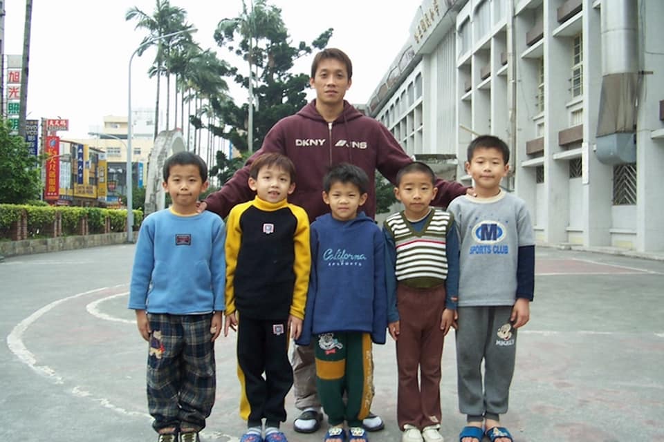 導演林育賢紀錄了公正國小體操隊的訓練過程。後為教練林育信、左一為李智凱、右二為黃克強。（翻攝自林育賢臉書）