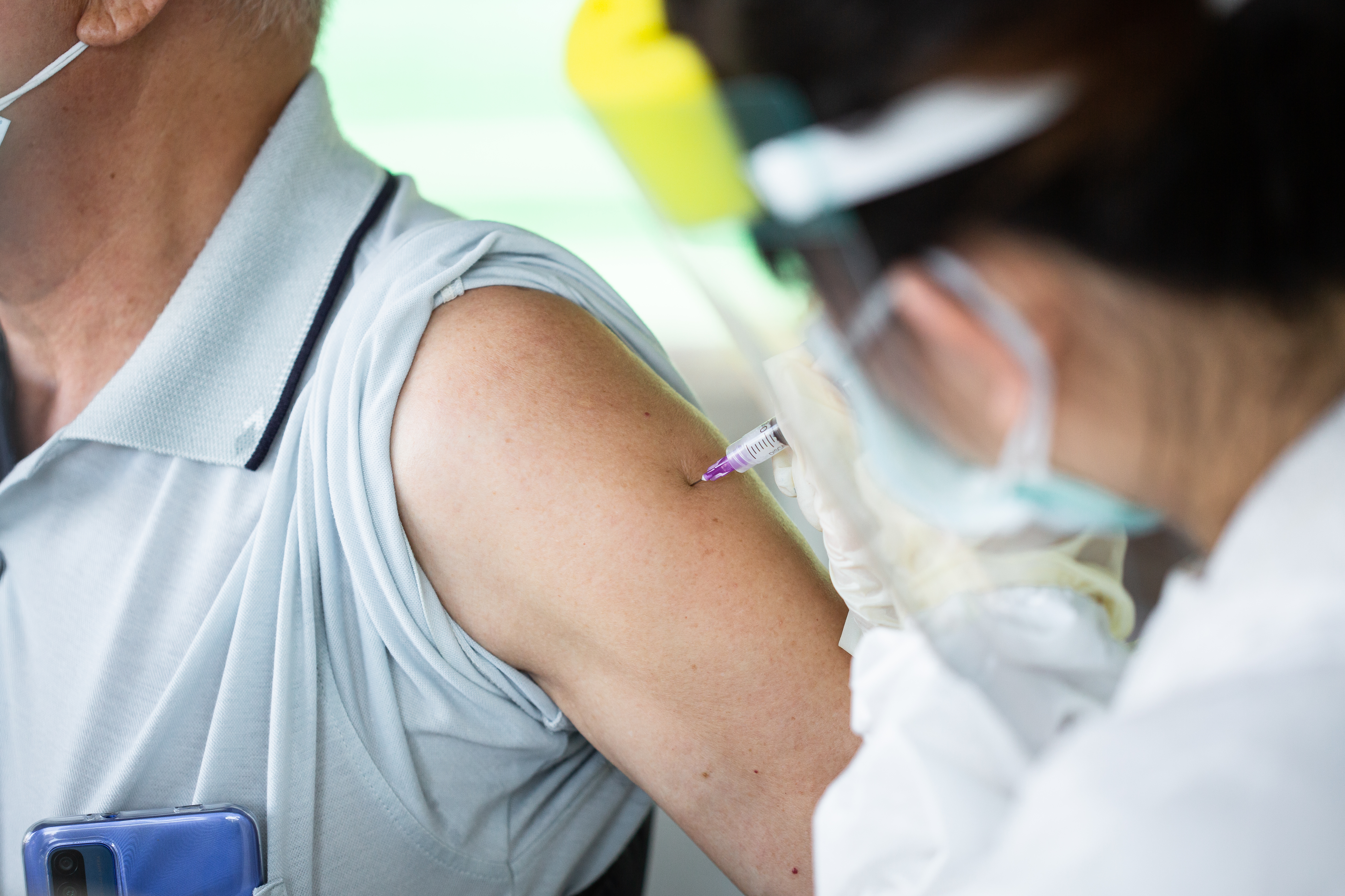 國內疫苗總存量已不到200萬劑,9月恐面臨疫苗荒,衛福部坦言,後續將會有疫苗到貨,但確切數量、時程皆無法確定。(示意圖,本刊資料照)