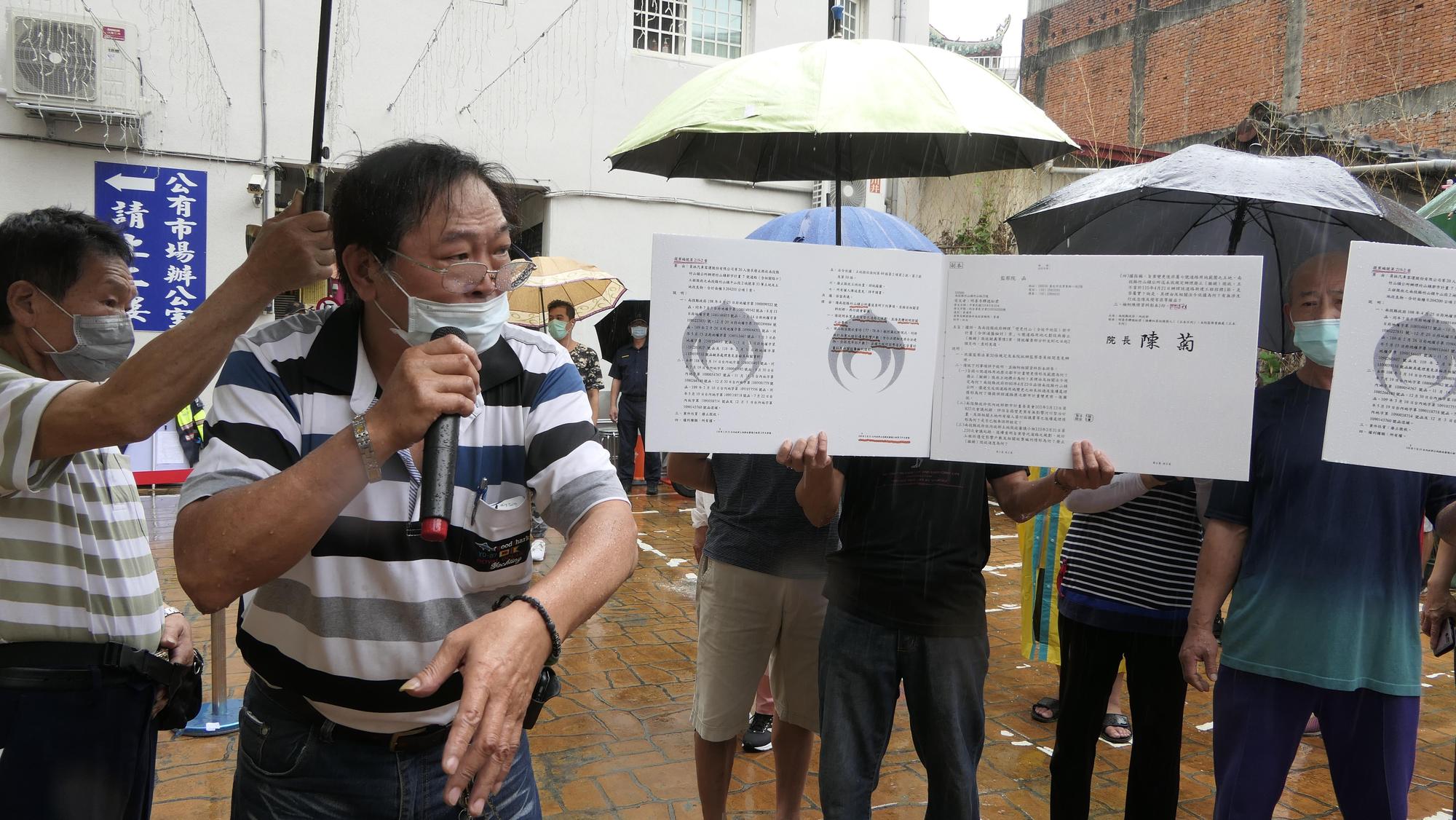 居民成立自救會,抗議南投縣府為開闢道路強拆民房。(讀者提供)