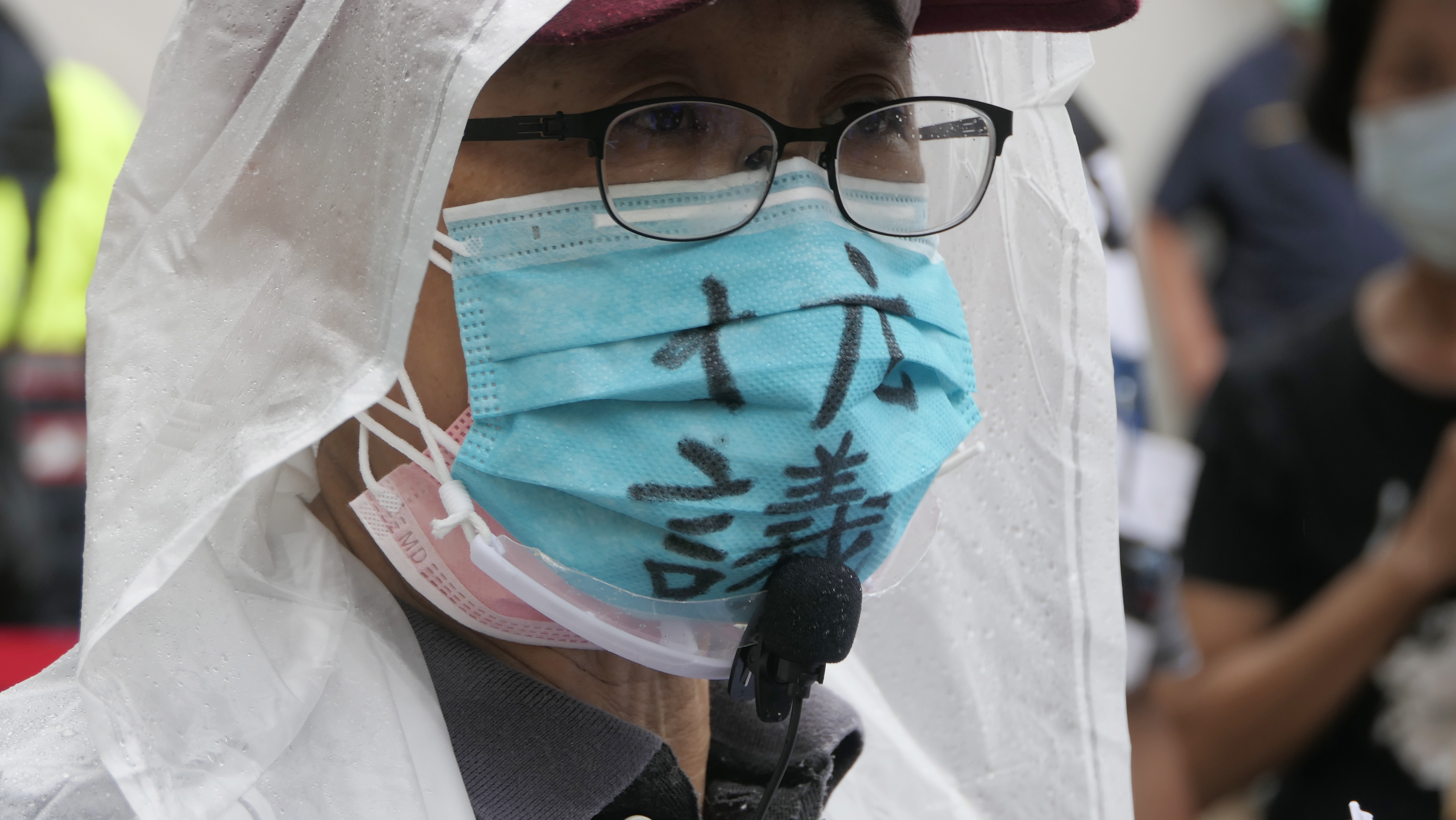 拆遷戶戴上寫著「抗議」的口罩，表達內心的不滿。（讀者提供）