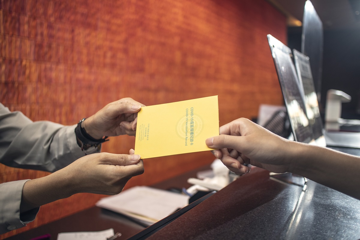 現在帶著你的疫苗接種小黃卡旅行，入住時即享有住房優惠及抽大獎的機會。（台南大員皇冠假日酒店提供）