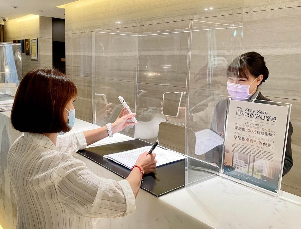 和逸、慕軒即日起至8月31日止,出示入住前3日快篩陰性證明,可現折住宿費300元、憑疫苗接種紀錄即享房型升等。(國泰飯店觀光事業提供)