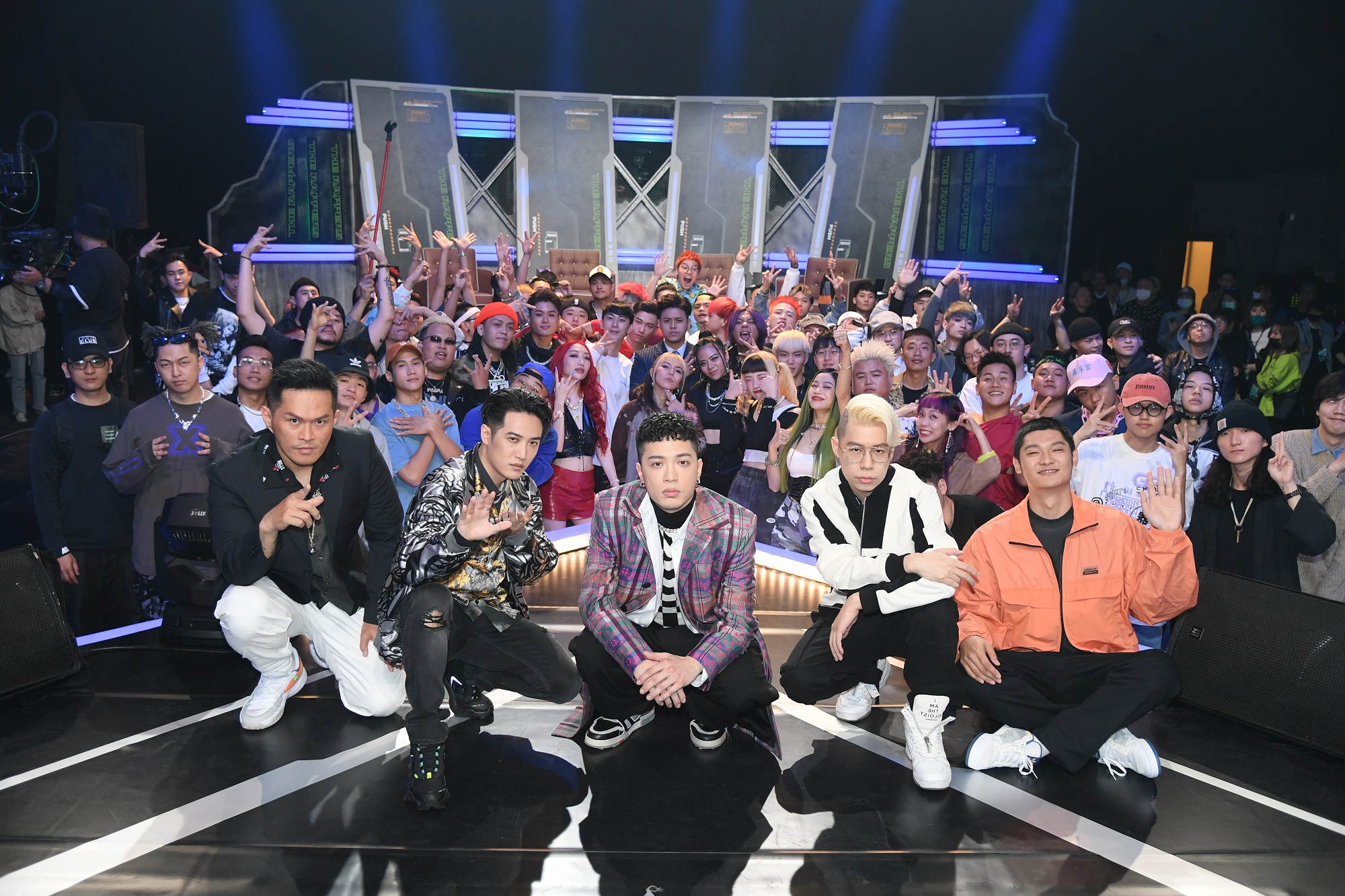 《大嘻哈時代》由大支（前排左一）、熊仔（前排左二）、Leo王（前排右一）、剃刀蔣（前排右二）擔任導師，號召眾多嘻哈同好參與。（三立提供）