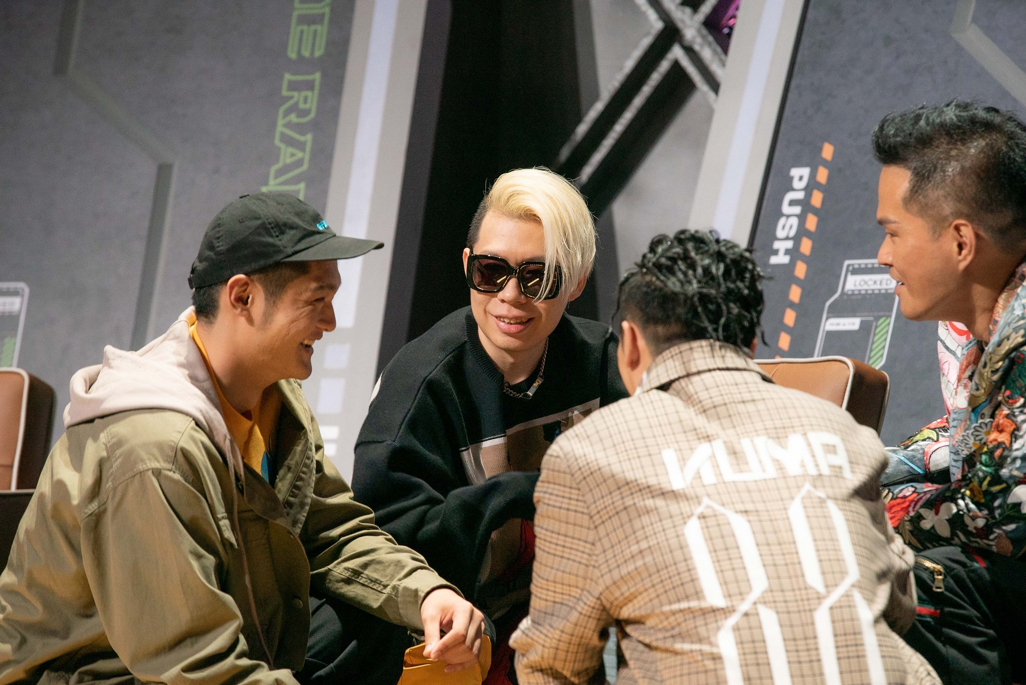 導師Leo王（左起）、剃刀蔣、熊仔、大支，討論《大嘻哈時代》晉級歌手名單。（三立提供）