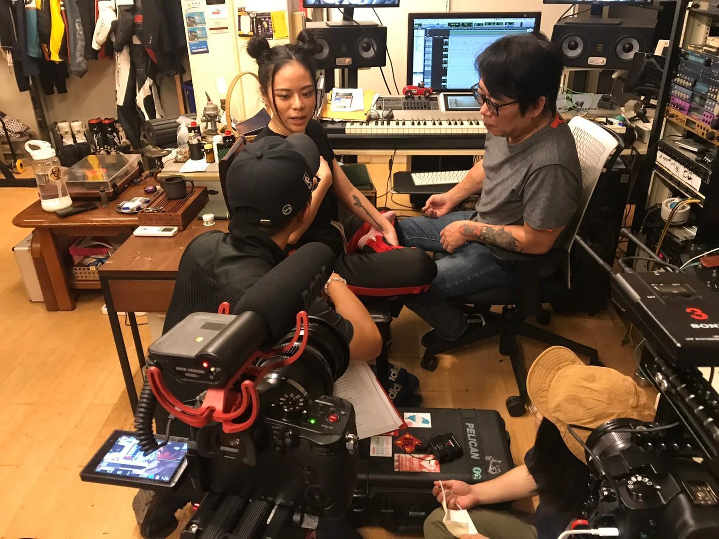 製作單位拍攝選手夏沐（後排左）與音樂人父親涂惠源（後排右）的相處，以及她堅持的音樂夢。（三立提供）
