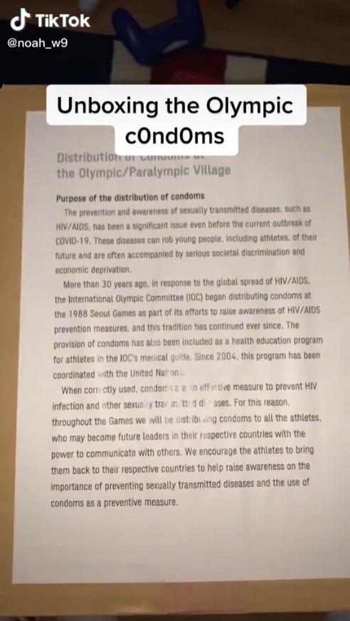 保險套紙箱外貼著一張文宣,提倡防治性傳染病的重要性。(翻攝自@noah_w9 TikTok)