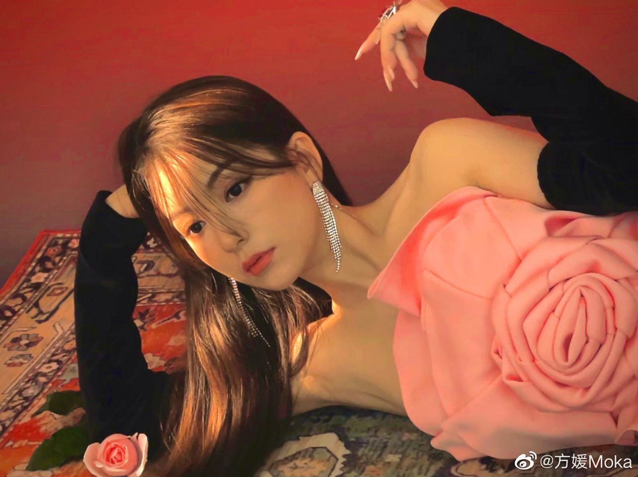方媛在微博貼出棚拍的美美沙龍照， 天王嫂架勢果然不凡。（翻攝自方媛微博）