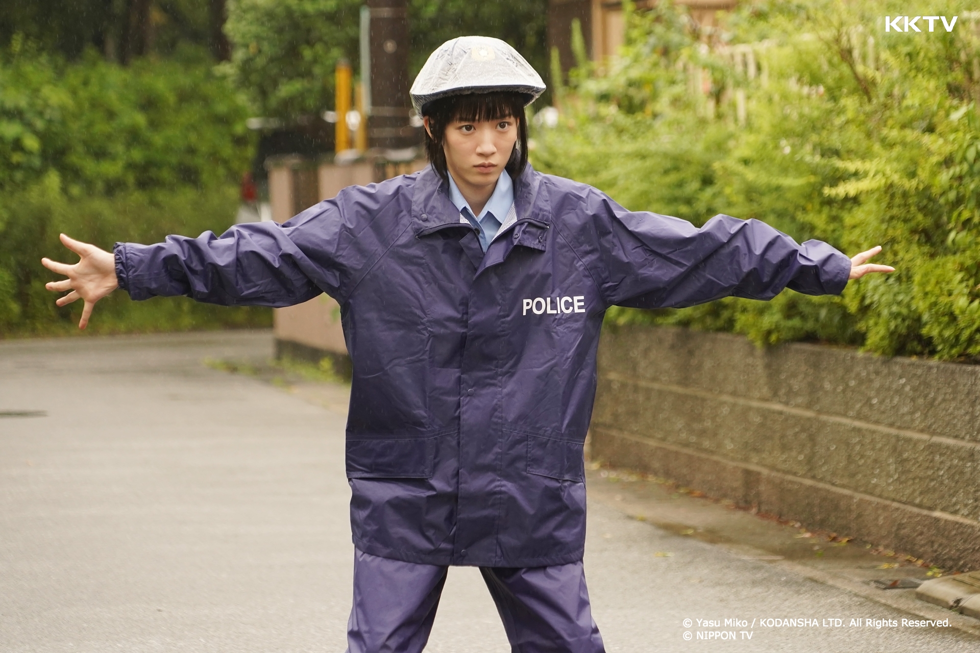 新生代女星永野芽郁在《秘密內幕-女警的反擊-》飾演菜鳥女警，日前因確診新冠肺炎劇組全面停工。（KKTV提供）