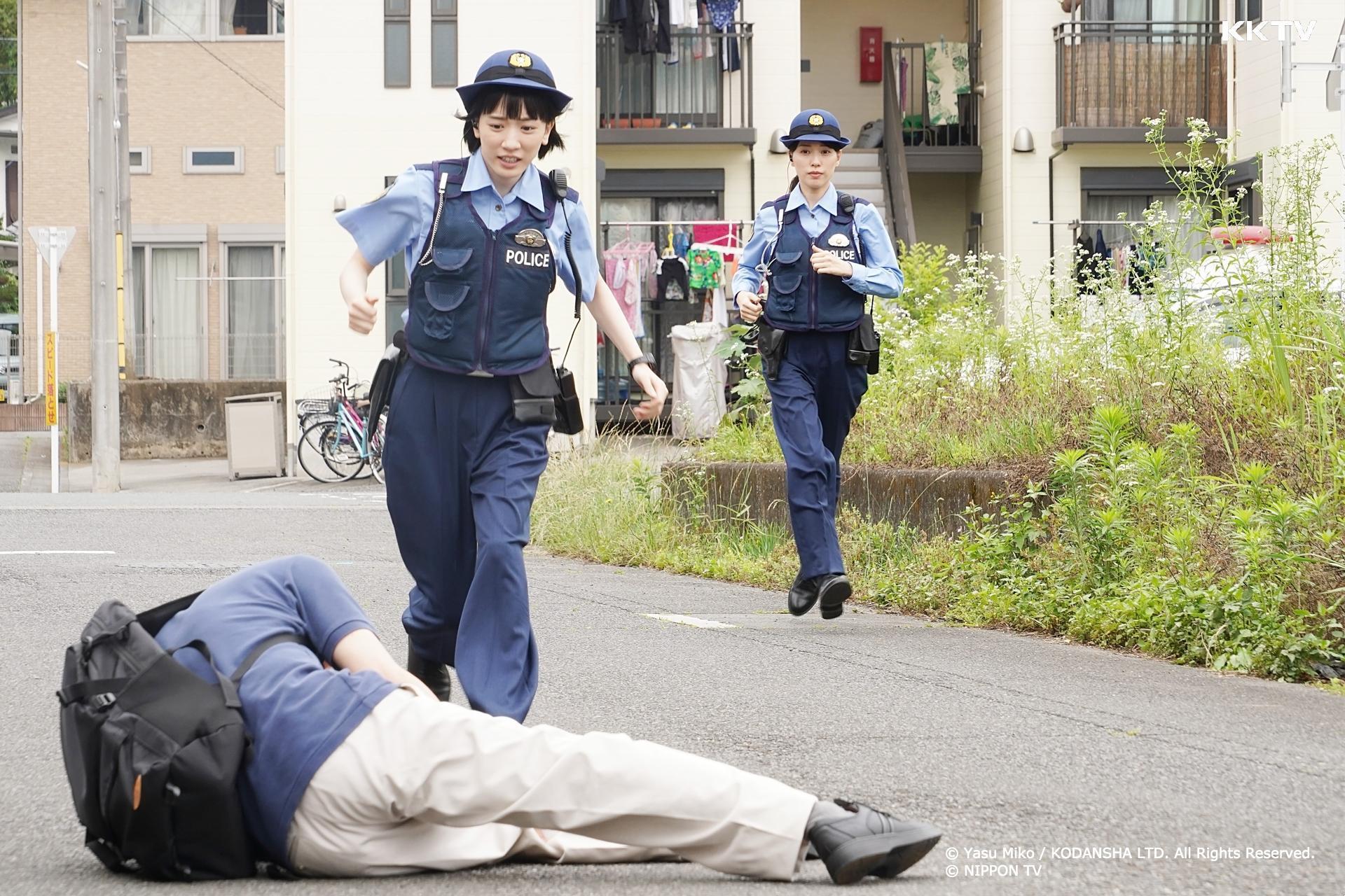 永野芽郁(中)和戶田惠梨香(右)搭檔辦案,讓永野對女警工作產生不同領悟。(KKTV提供)