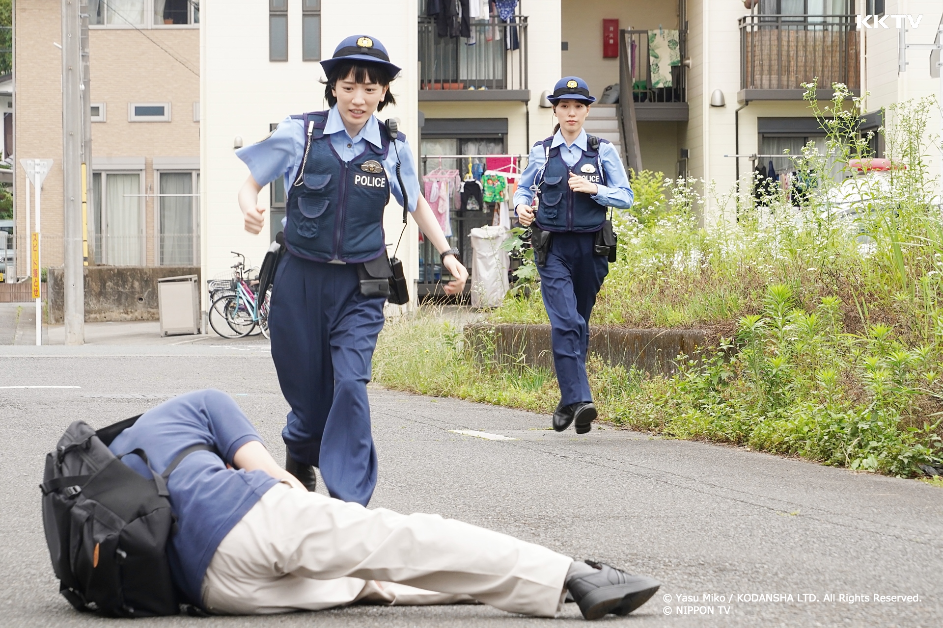 永野芽郁（中）和戶田惠梨香（右）搭檔辦案，讓永野對女警工作產生不同領悟。（KKTV提供）