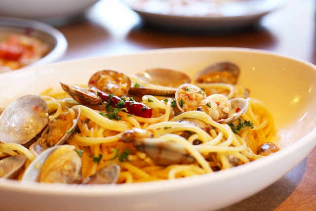 有網友買了義大利麵，發現裡面居然加了高麗菜和小白菜。（示意圖，photoAC）