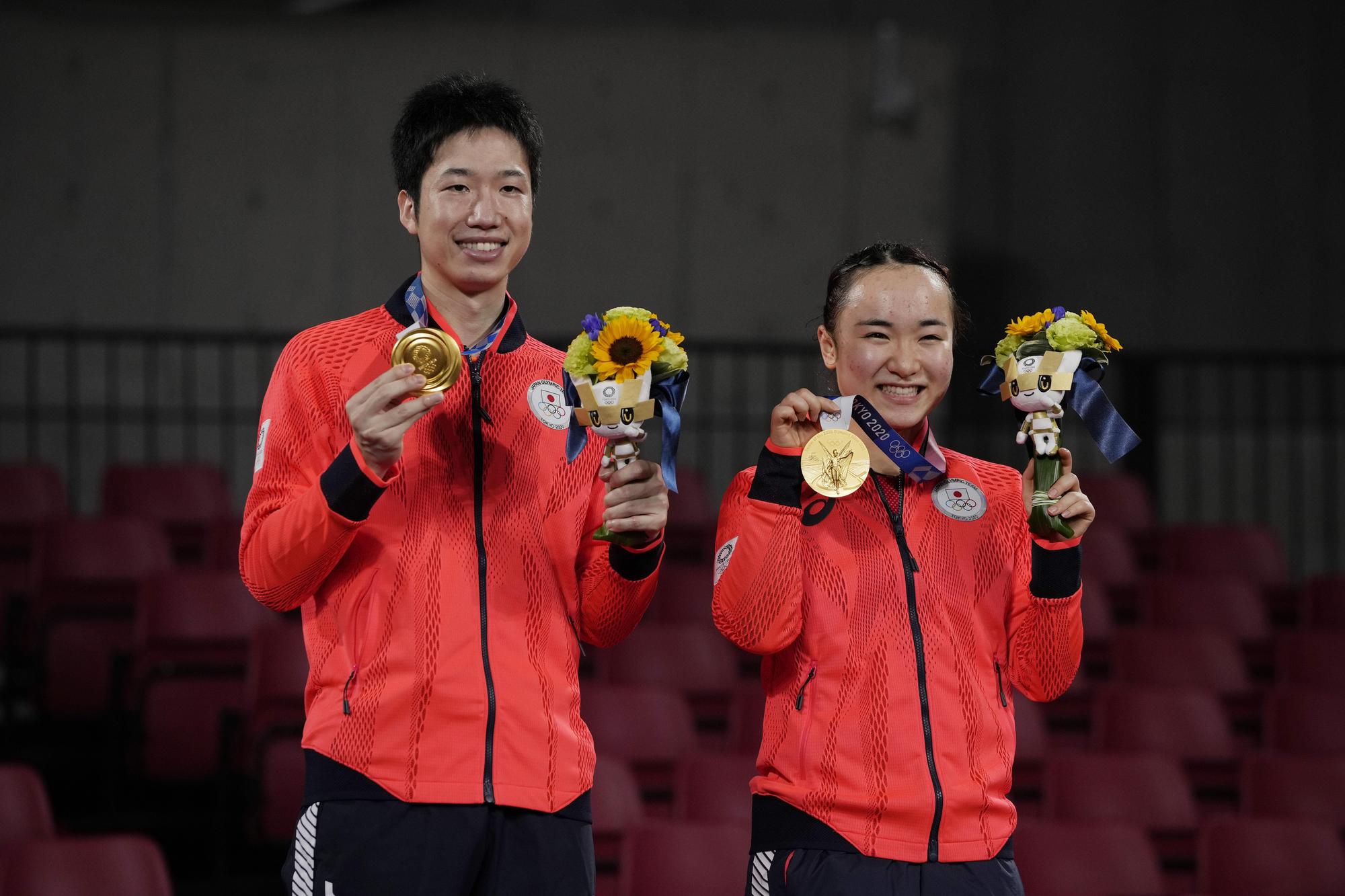 伊藤美誠和水谷隼搭擋桌球混雙,擊敗強敵中國隊,奪得日本首面桌球奧運金牌。(東方IC)