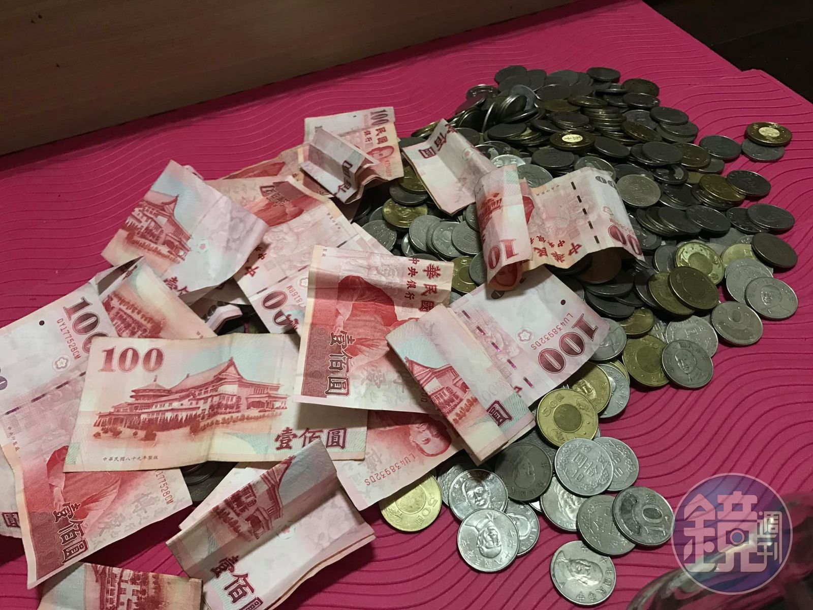 不爽臨櫃存硬幣遭拒他祭狠招讓老行員「起立鞠躬1個月」 - 鏡週刊Mirror Media