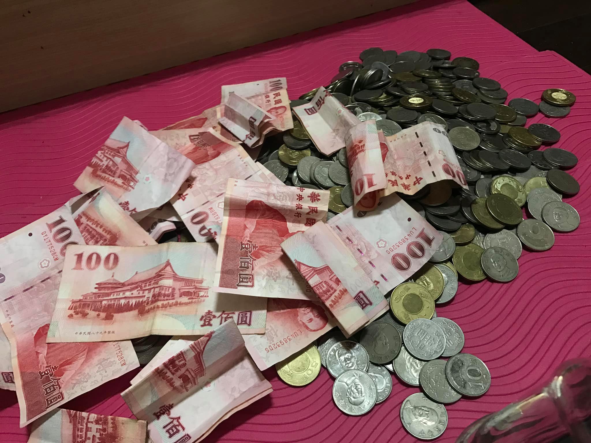 不爽臨櫃存硬幣遭拒他祭狠招讓老行員「起立鞠躬1個月」 - 鏡週刊Mirror Media