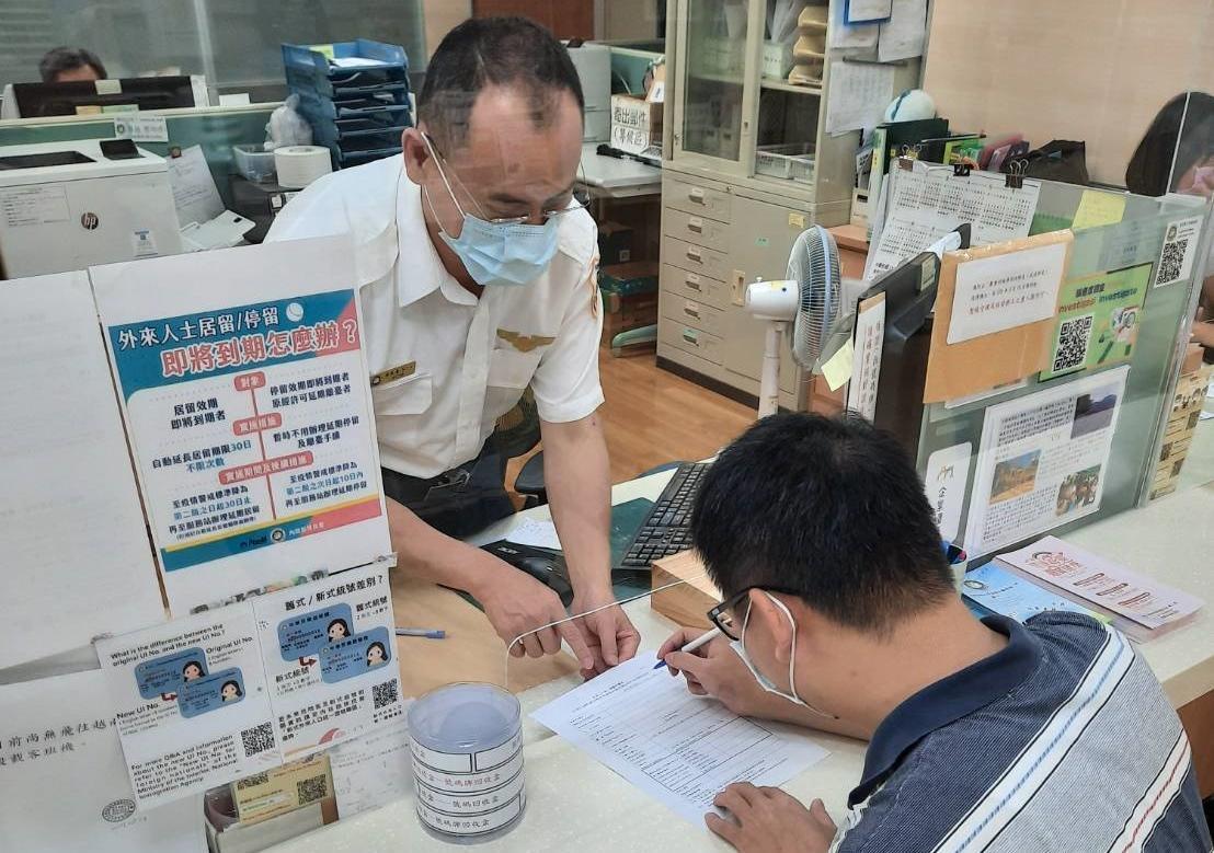 疫情警戒降至第二級，移民署恢復受理臨櫃各類申請案。（移民署提供）