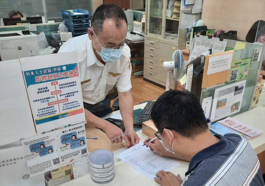 疫情警戒降至第二級，移民署恢復受理臨櫃各類申請案。（移民署提供）