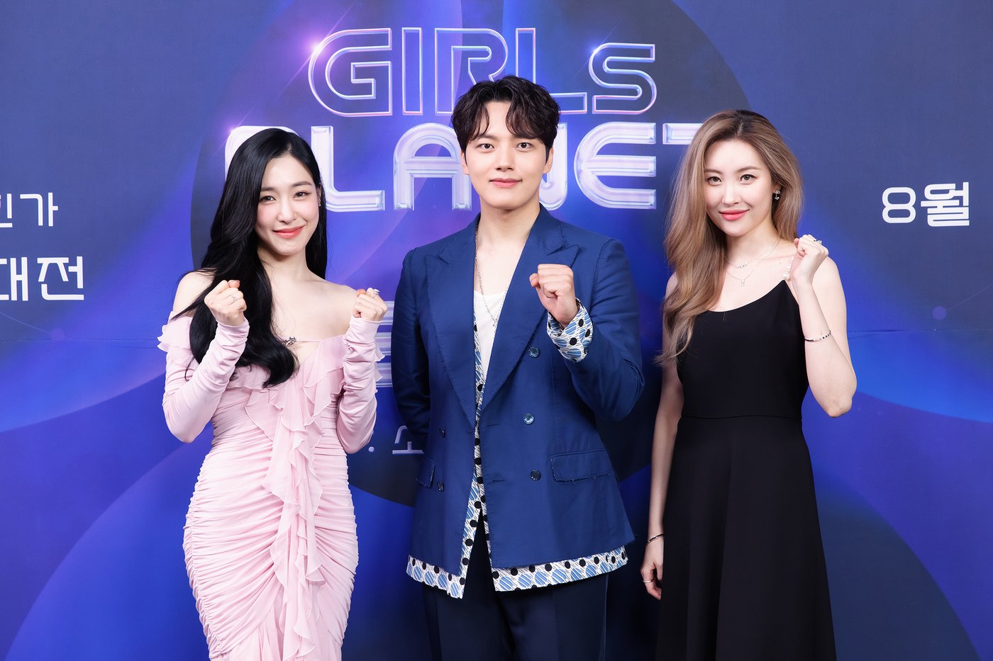 《Girls Planet 999》由呂珍九（中）擔任主持人，歌手蒂芬妮（左）和宣美則是練習生的導師。（翻攝自news1）