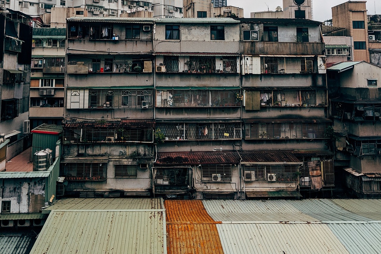 屋齡27年的老房開始出現壁癌及天花板剝落，整修還是賣掉，引起討論。（pixabay）