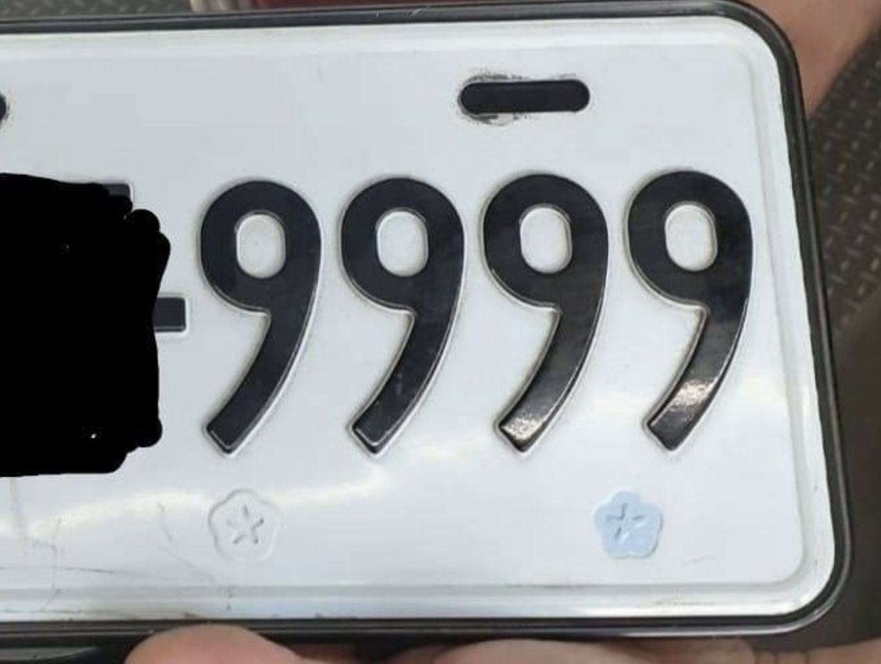 一名網友將他人的「9999」連號車牌撞壞，被索賠1萬6千元。（翻攝自「爆料公社（官方粉專專屬）」臉書）