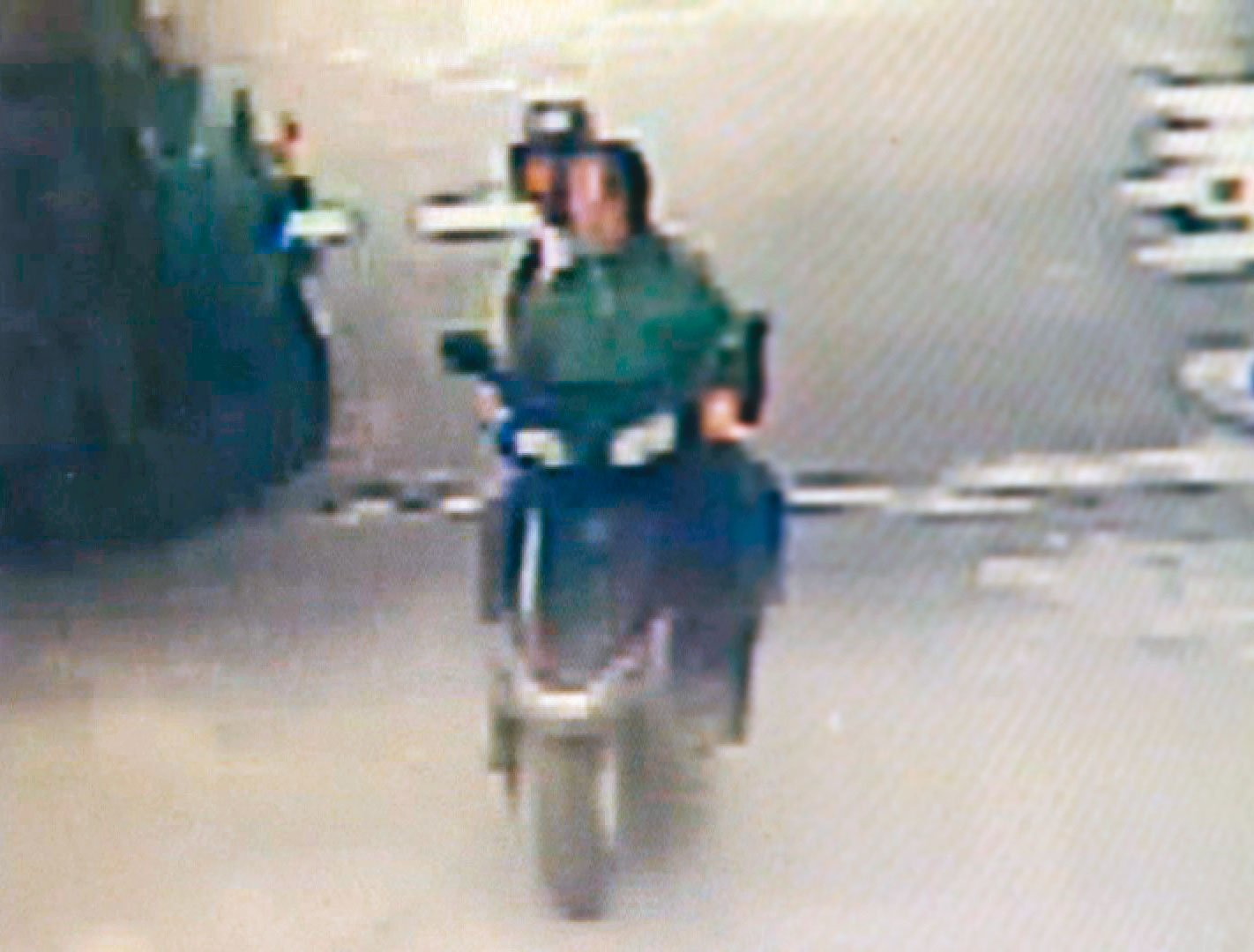 案發當天一早，游女騎機車載丈夫前往新北市金山區某旅館泡湯。（翻攝畫面）