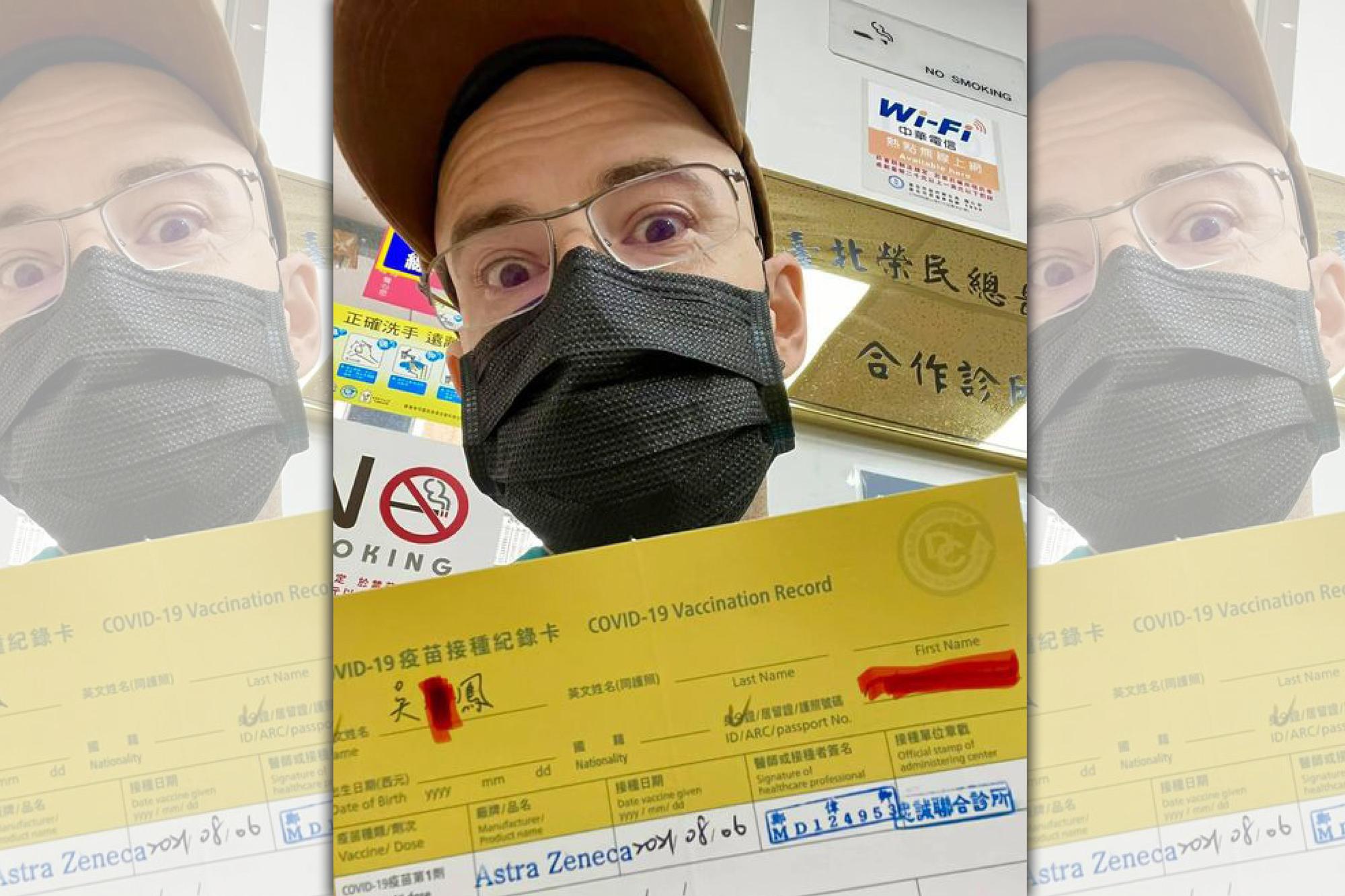 吳鳳曬出和接種紀錄卡的自拍，神情看來一派輕鬆。（翻攝自吳鳳 Rifat臉書）