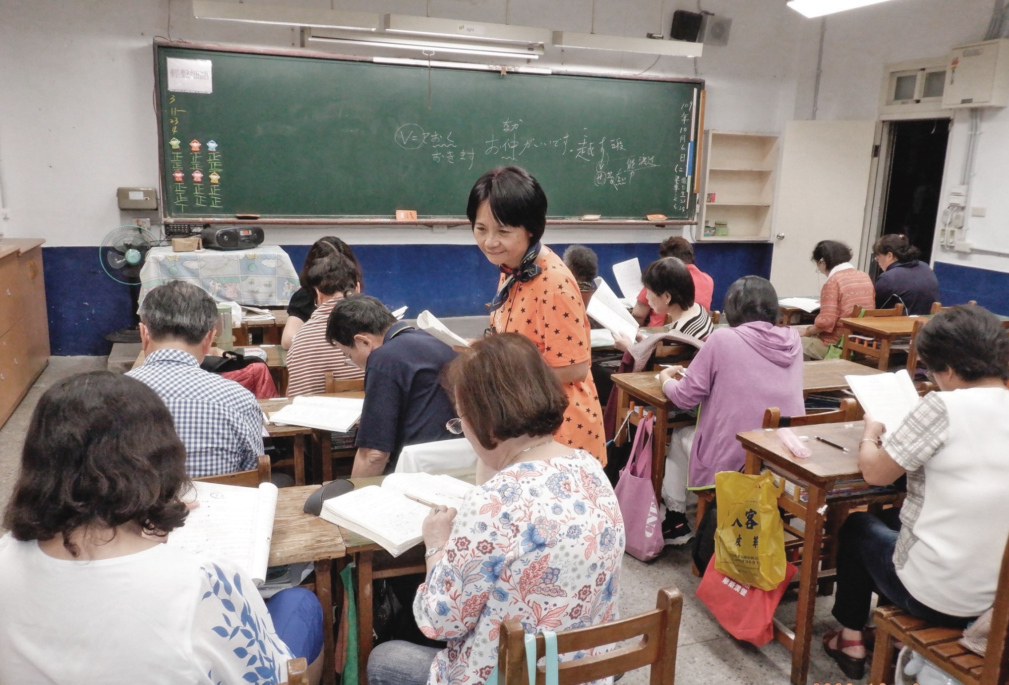 社區大學鼓勵在職進修，課程從語言學習到生活應用都有。