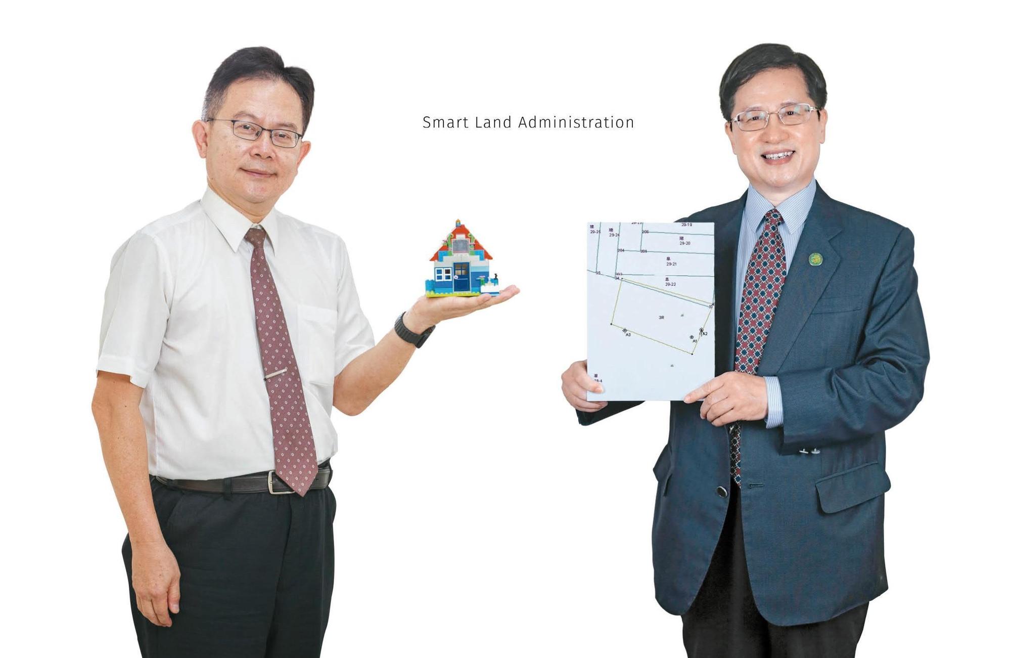 內政部地政司長王成機(右):地政資訊化──整合地政業務,提供使用者免排隊、免等候、零距離、零時差的高品質服務;桃園市政府地政局長蔡金鐘(左) 服務在地化──配合中央政策,打造符合地方需求的網路服務,推動桃園地政智慧化5i措施。