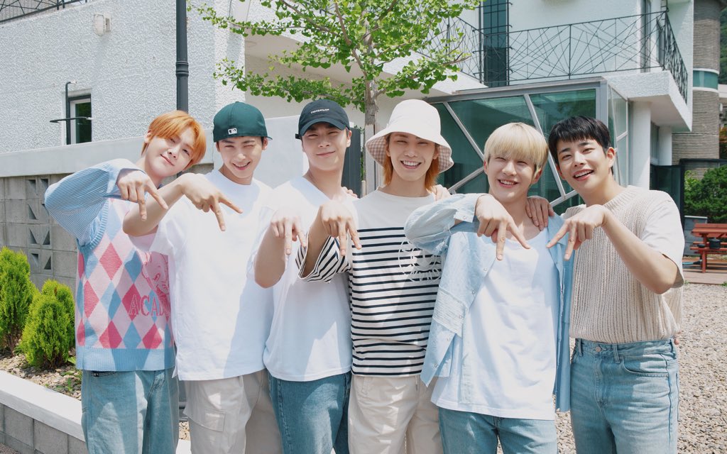 ASTRO為宣傳迷你專輯《SWITCH ON》接受《鏡週刊》專訪。（翻攝ASTRO推特）