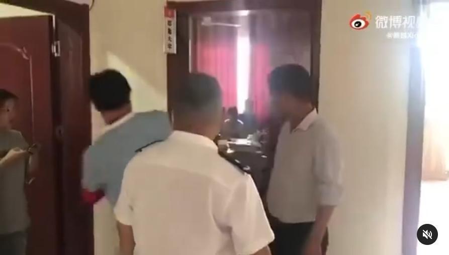 執法人員接獲通報有人違規群聚補習，踹門闖入補習教室。（翻攝自網路）