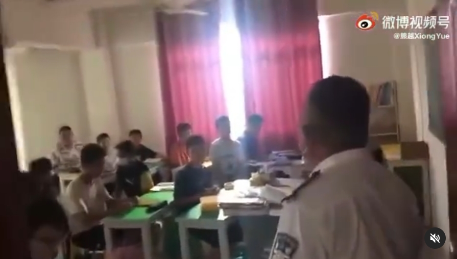 執法人員暴力闖入補習教室，嚇壞整班學生。（翻攝自網路）