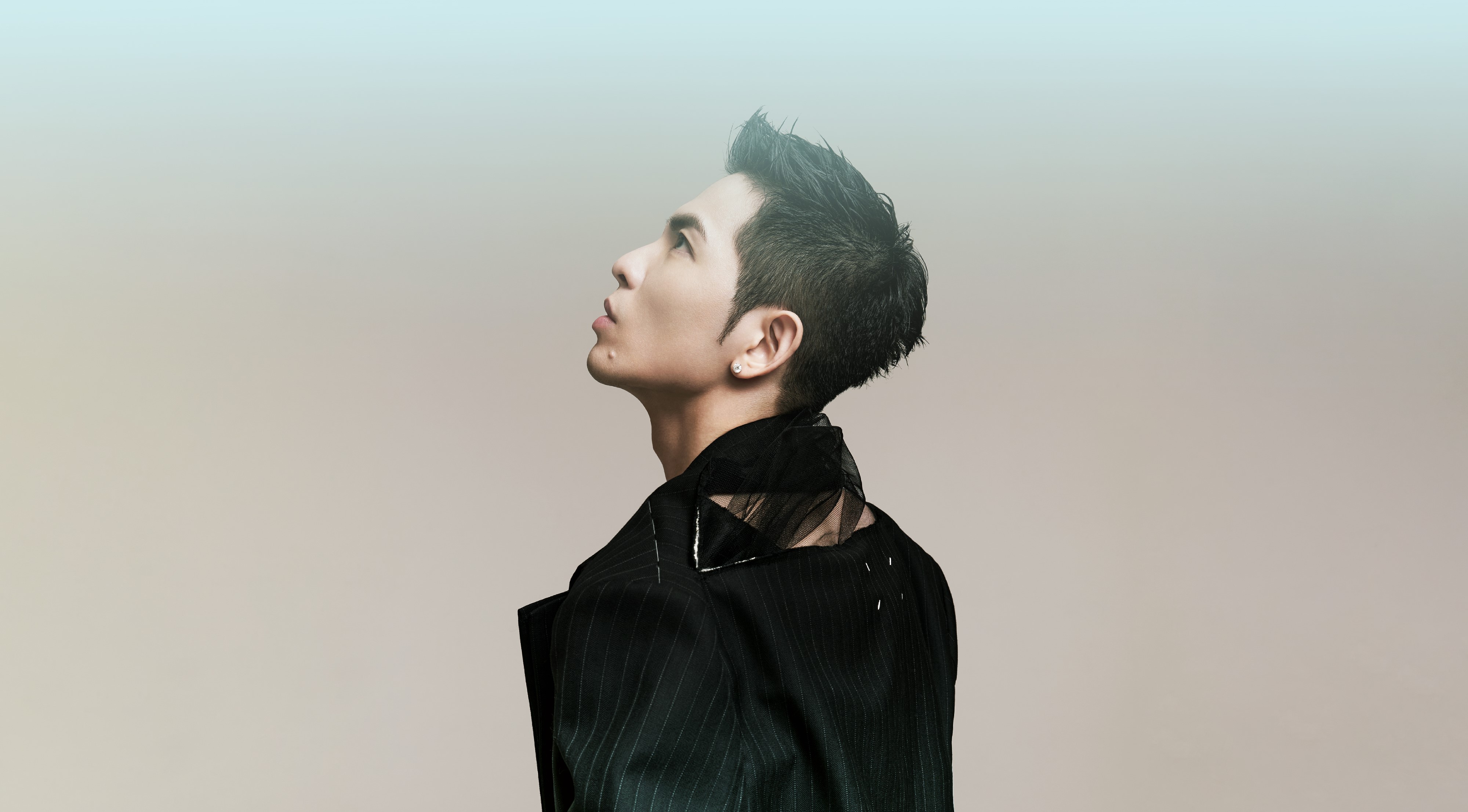 蕭敬騰宣布將於明年三月在上海展開全新《蕭敬騰17Neon9世界巡迴演唱會》，近來已正如火如荼準備中。（華納提供）