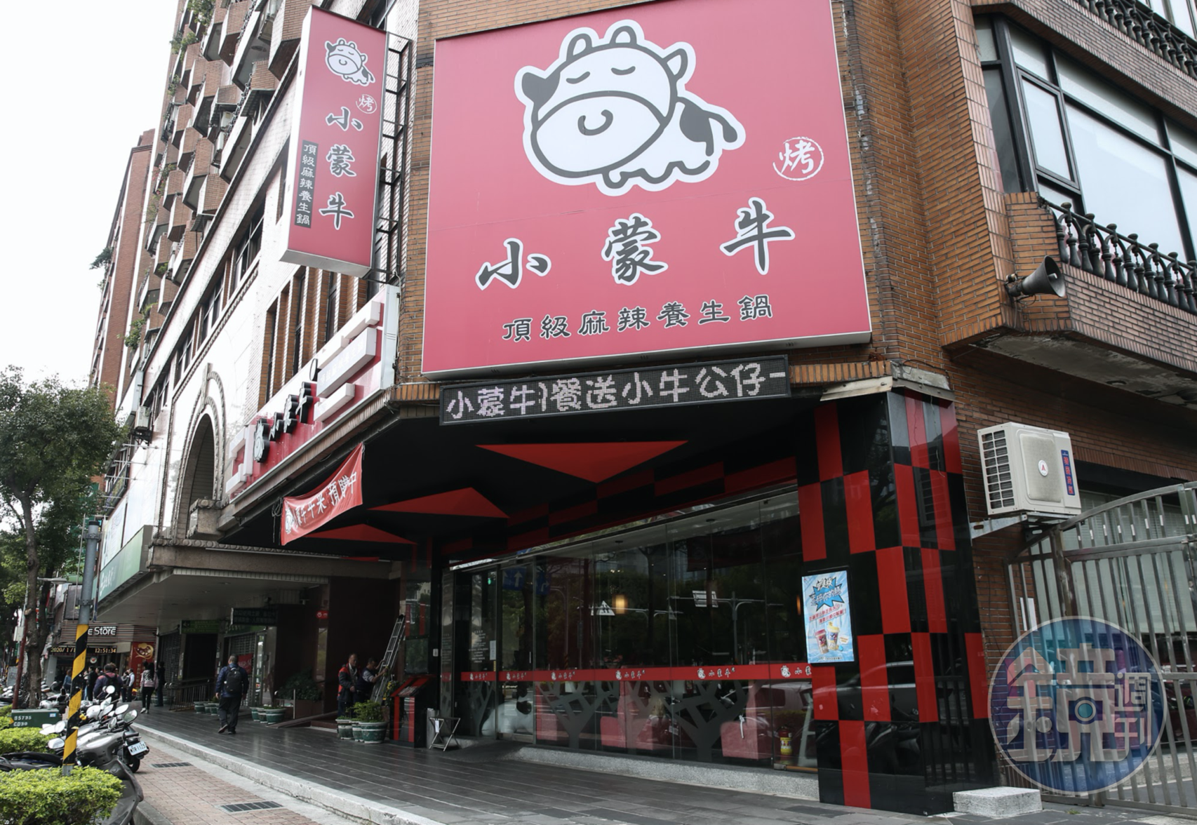 連鎖火鍋店小蒙牛近期推出憑疫苗接種黃卡用餐優惠卻遭反彈,今(6)日再追加優惠條件。(資料照)