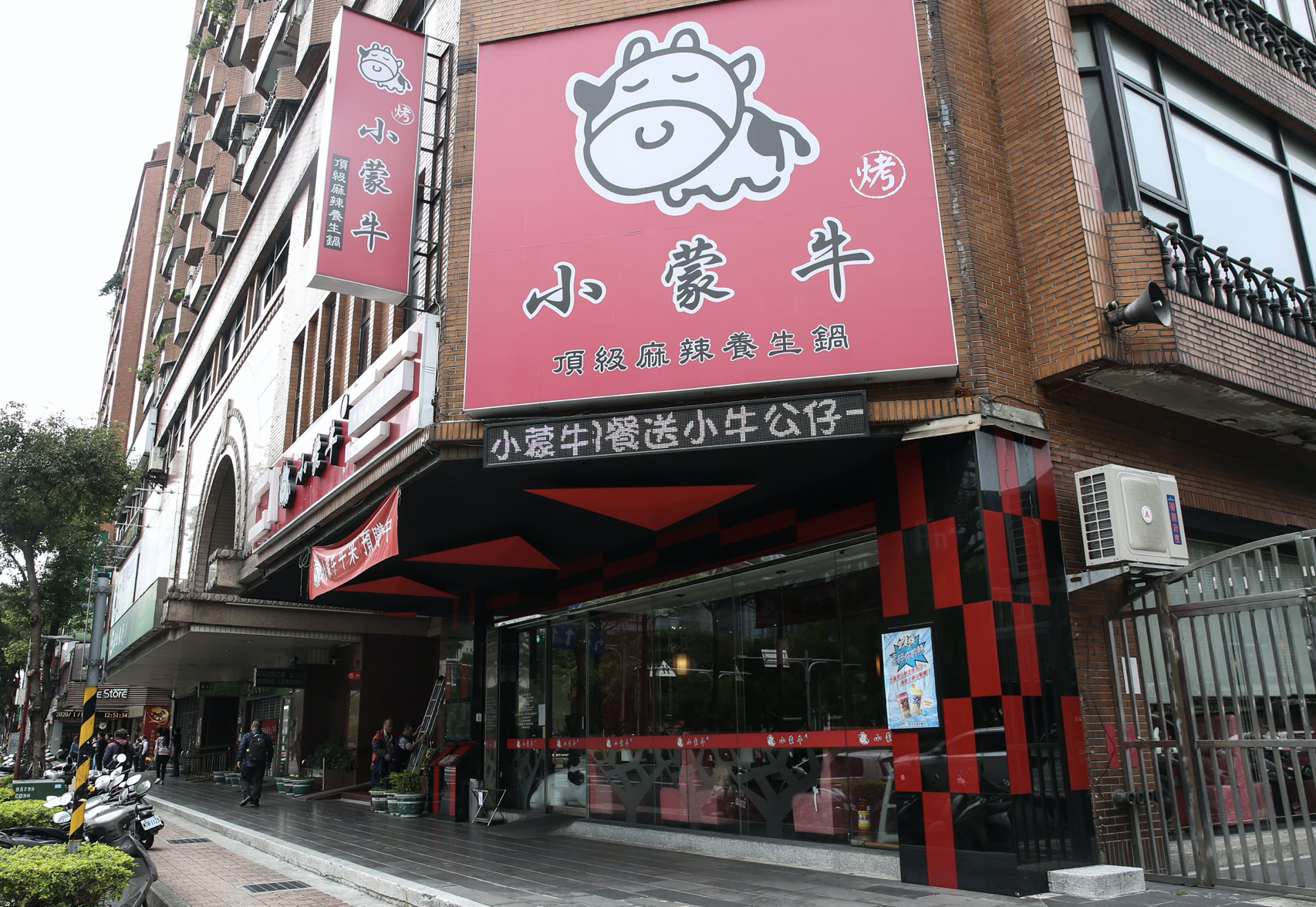 連鎖火鍋店小蒙牛近期推出憑疫苗接種黃卡用餐優惠卻遭反彈，今（6）日再追加優惠條件。（資料照）