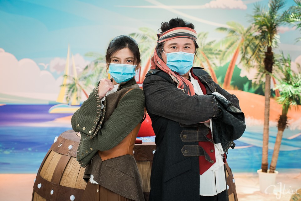 主持人胡瓜（右）、瑪莉亞（左）戴著口罩開心復工。（衛視中文台提供）