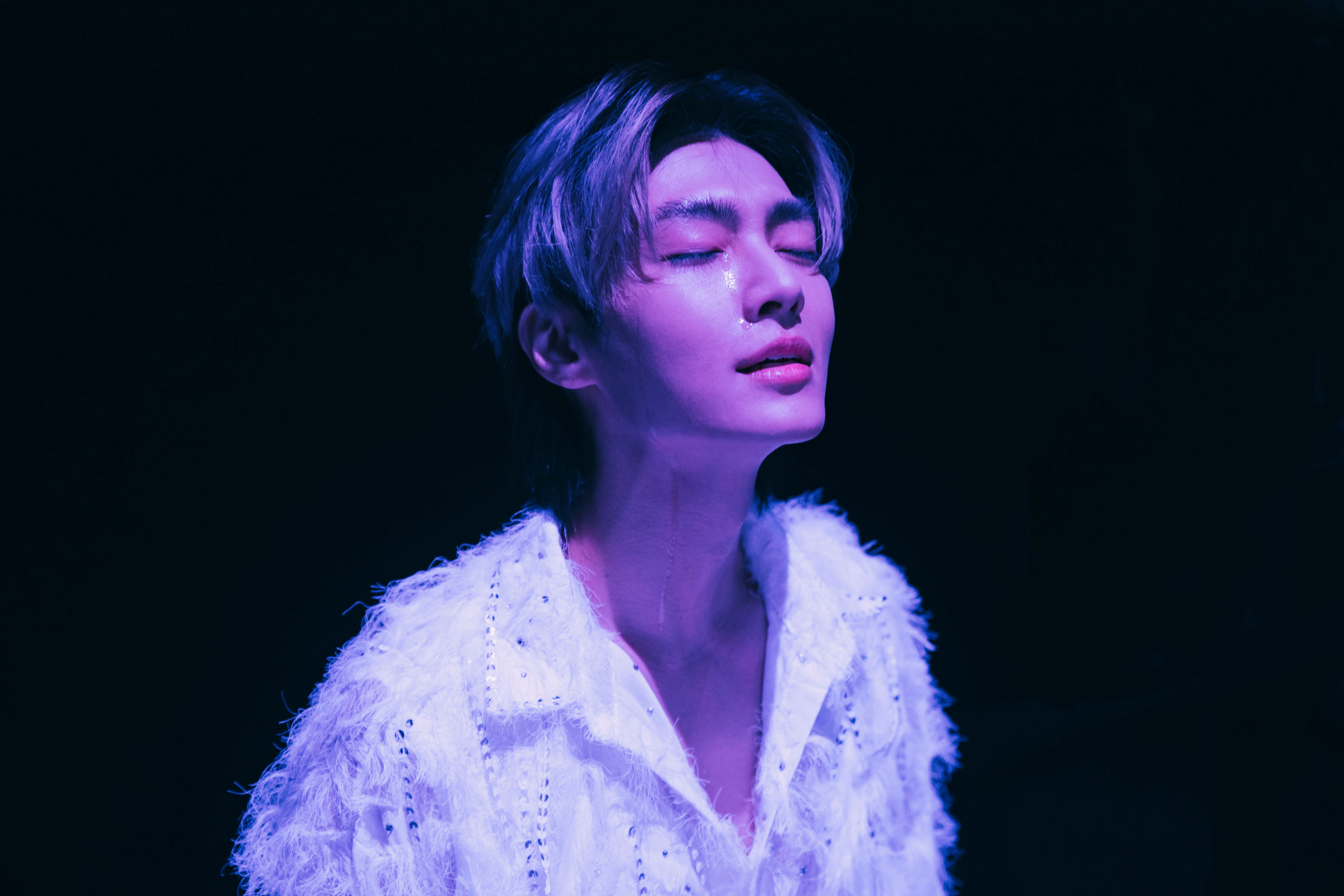 炎亞綸在《我願意》中飾演的一名巨星，在開場炫目的演唱會舞台表演。（圖：絡思本娛樂製作公司提供）