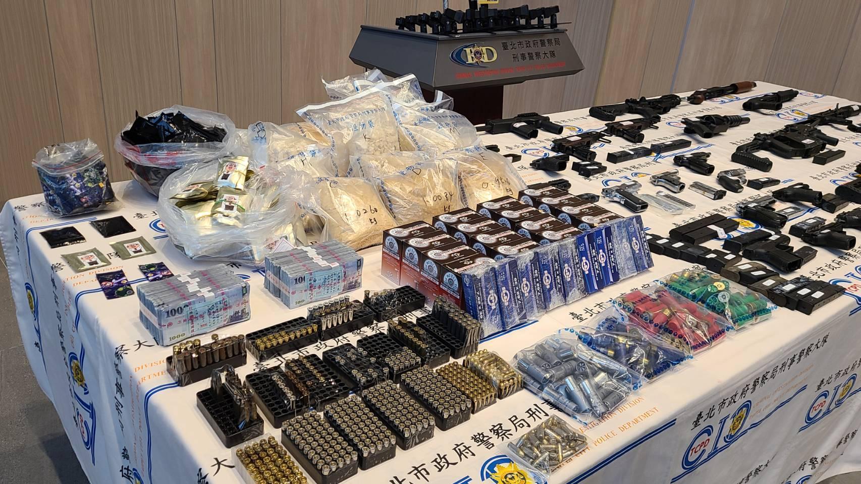 北市刑警大隊偵一隊破獲天道盟份子的軍火庫,並查扣大量槍毒及現金。(警方提供)