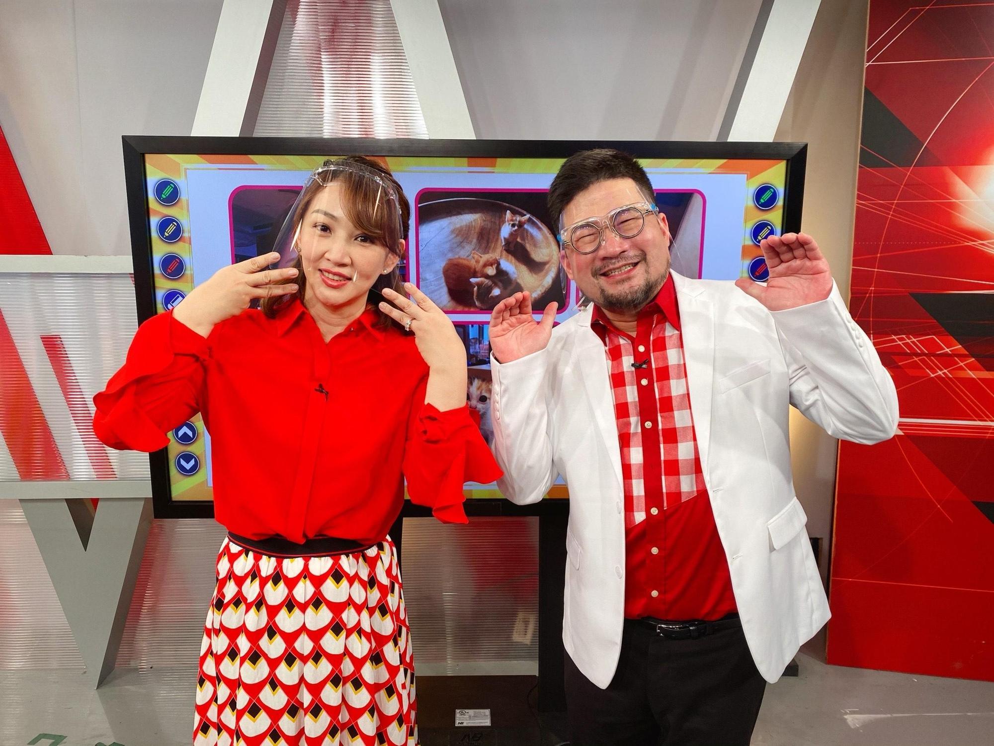 郁方及廖慶學一起主持的《郁見新同學》因疫情關係停錄一個月後,日前正式復工。(完美國際提供)