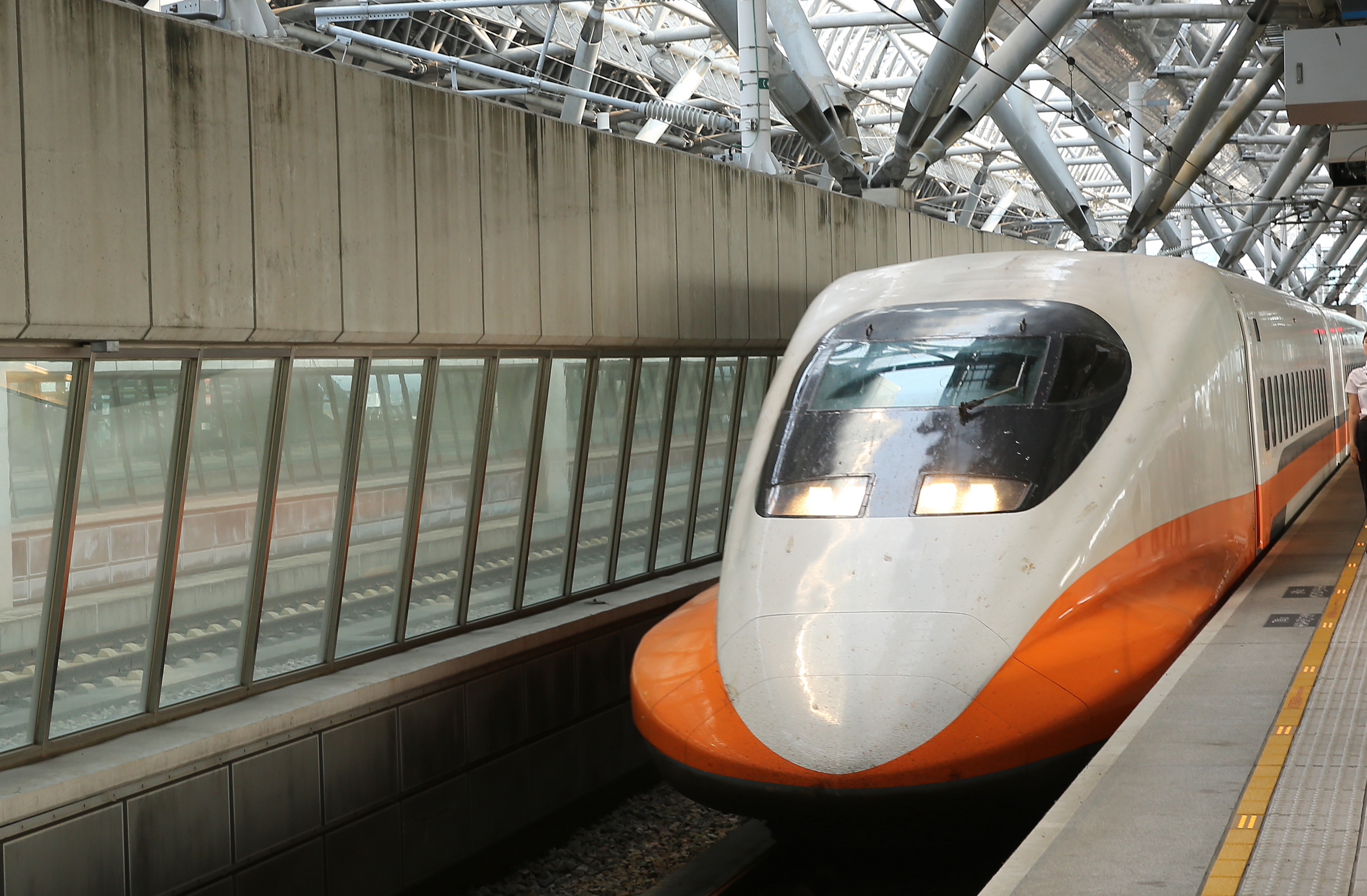 苗栗路段7日上午受大雨造成邊坡落石影響，導致入侵偵測告警作動。（本刊資料照）