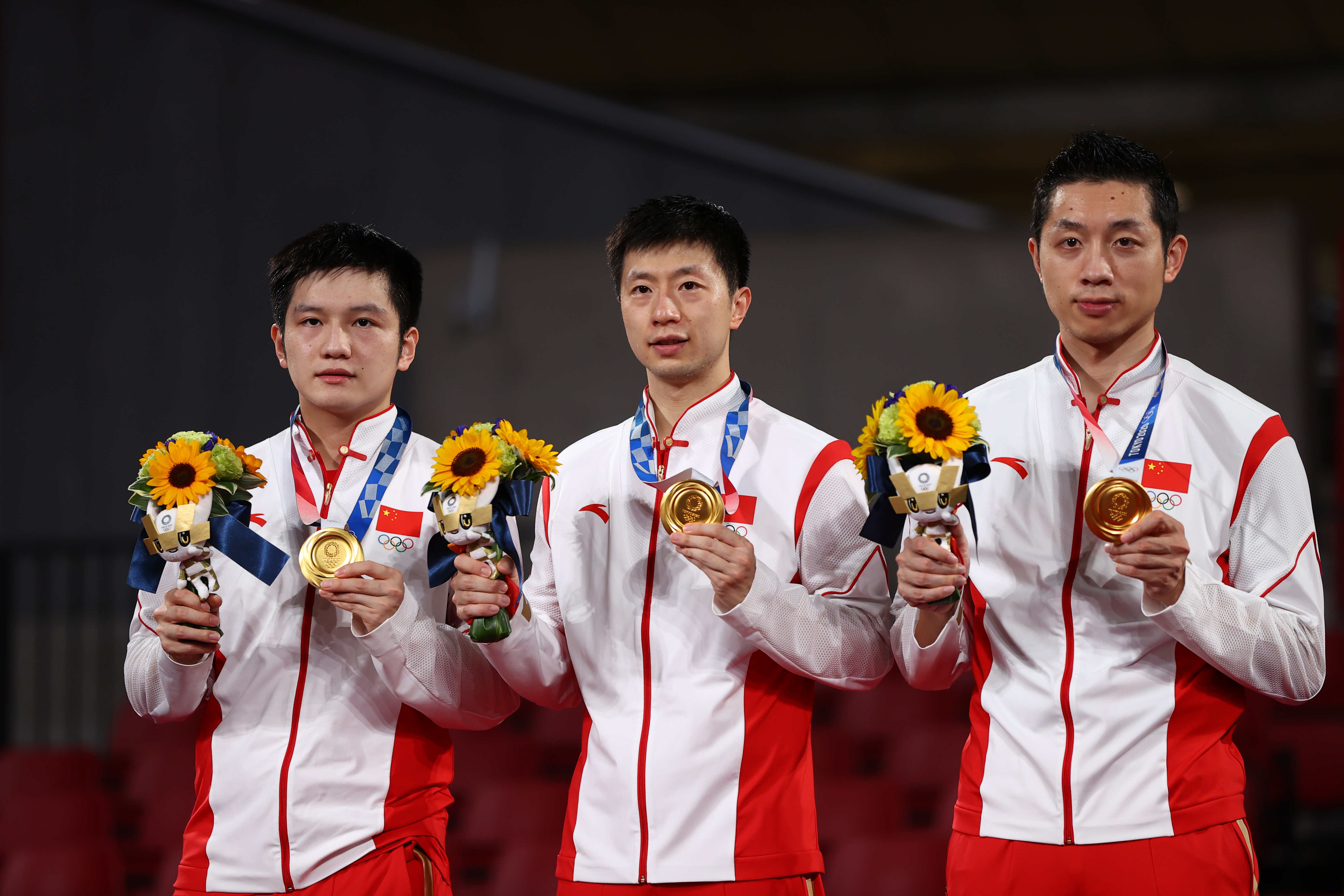 中國隊樊振東(左起)、馬龍、許昕昨拿下金牌,實現中國桌球男子團體奧運四連霸。(東方IC)