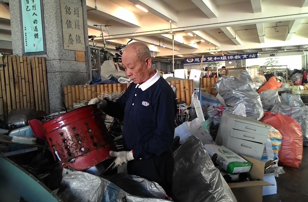 蕭金昌大多與破銅爛鐵為伍，隱身在社區鄰里做資源回收成為「鋼鐵人」。（慈濟提供）