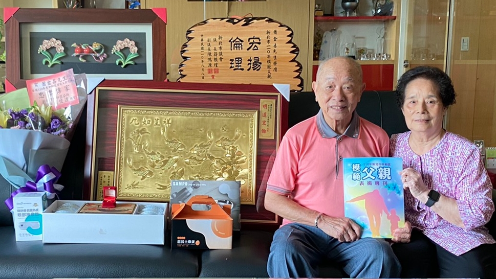 兩位兒女擁有西班牙、葡萄牙多國語文能力，今年蕭金昌也榮獲新北市政府頒發表揚「模範父親」。（慈濟提供）