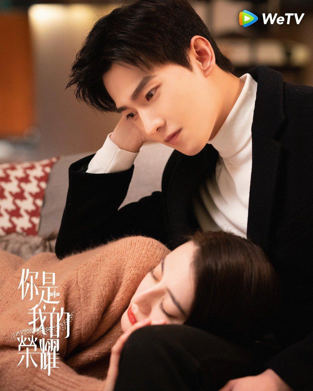 楊洋（右）和迪麗熱巴（左）主演的《你是我的榮耀》正熱播中。（WeTV提供）