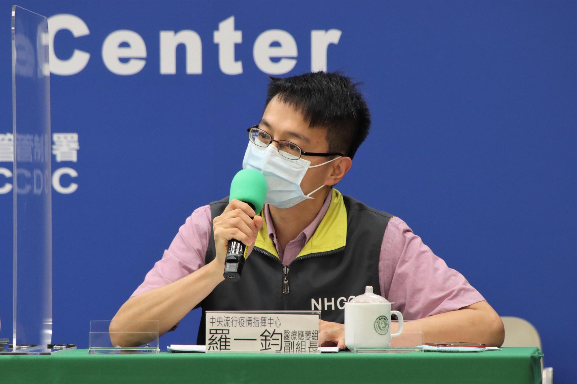 指揮中心醫療應變組副組長羅一鈞表示，高端疫苗開打不用特別等原受試者的二期試驗後續結果出來再開放。（指揮中心提供）