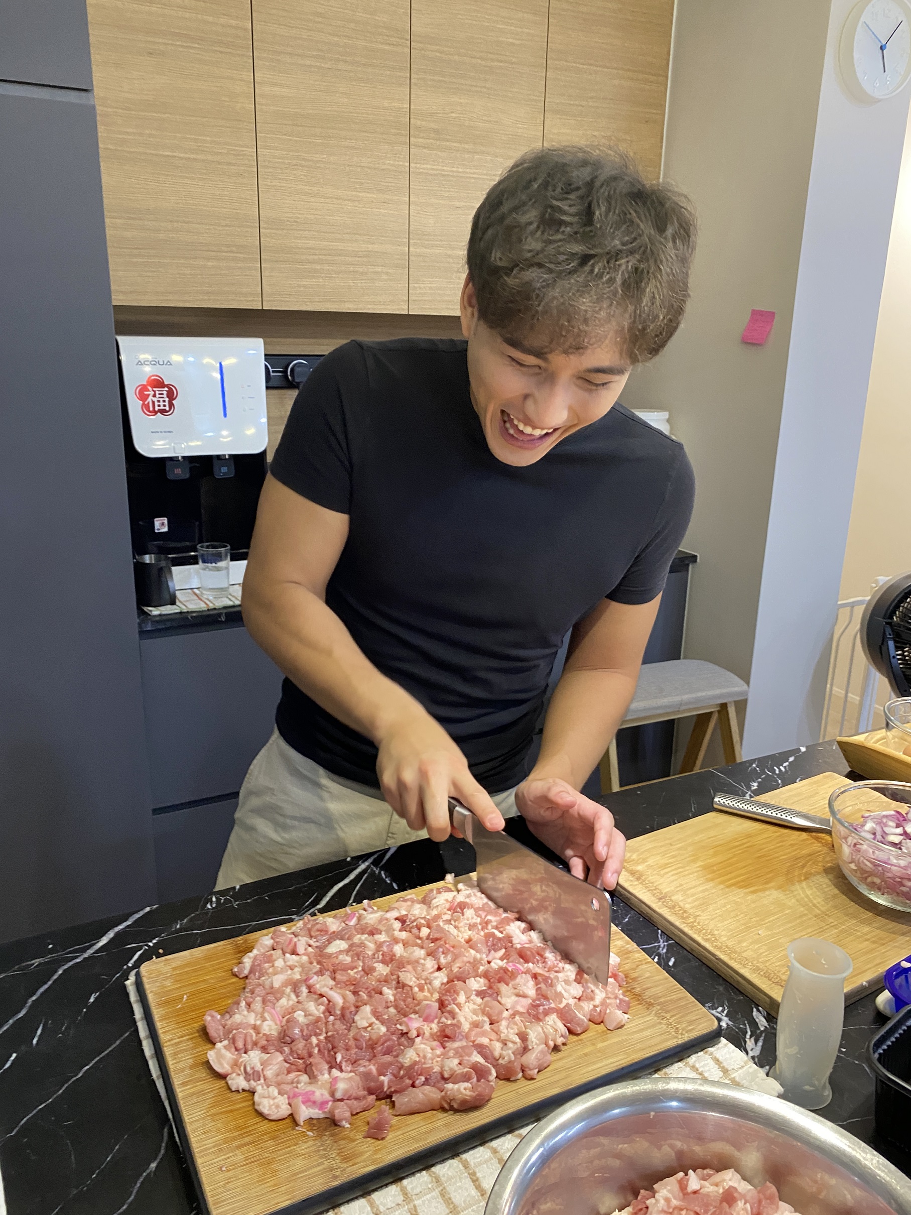 李俊緯私下請教台灣的朋友學做「滷肉飯」。（李俊緯提供）