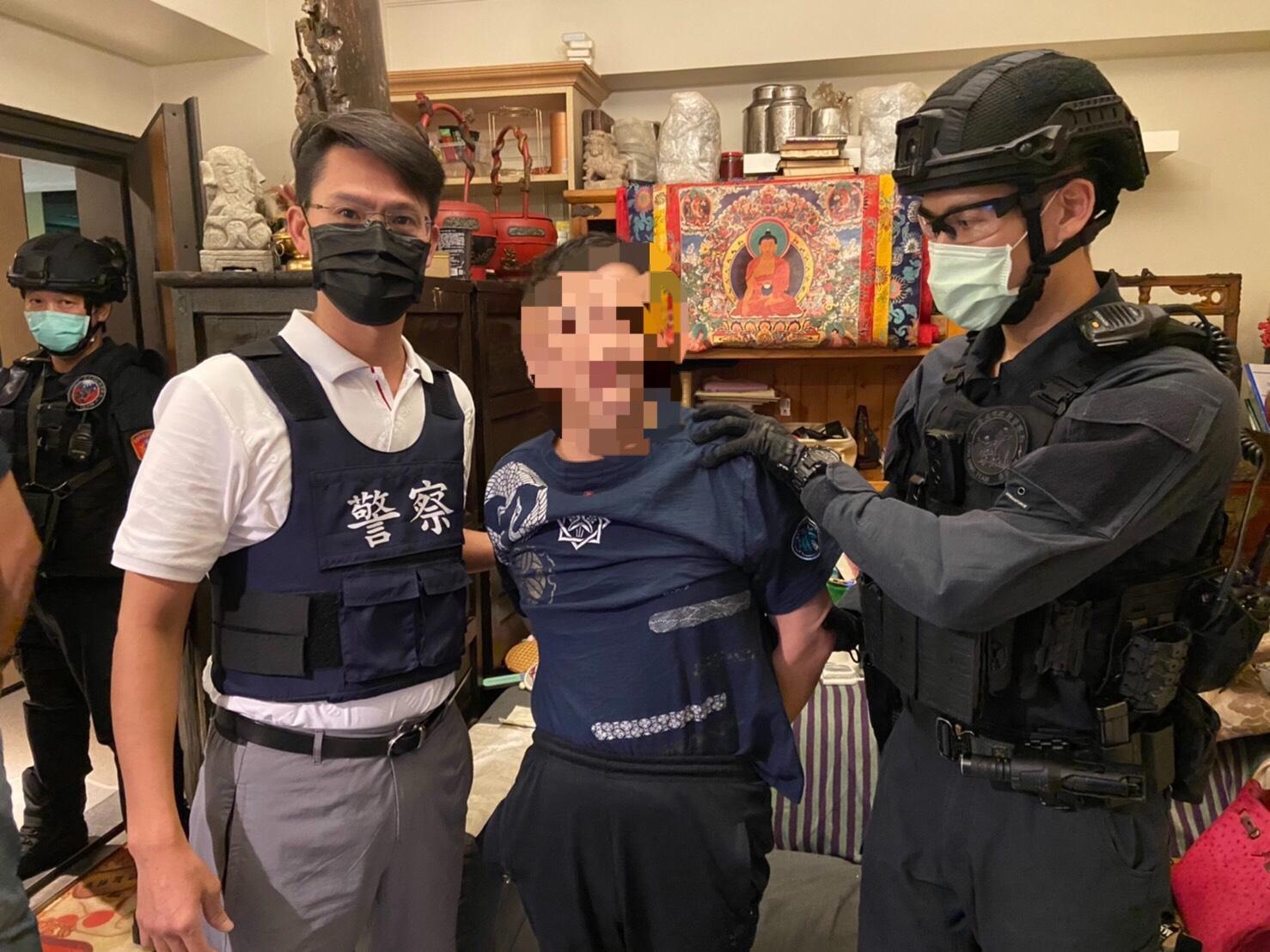 萬華警方於(5)日前往華亭街逮捕接棒哥哥陳錫壽販賣軍火的陳錫長。(翻攝畫面)