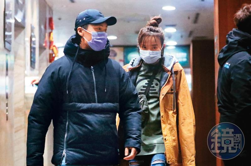 年初愛紗曾被本刊捕捉到與紫罩男的約會畫面。（攝影組）