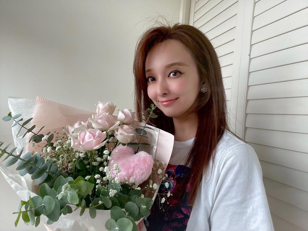 愛紗曾手捧玫瑰花拍照，也說要珍惜在身邊對自己真心的人。（愛紗IG）