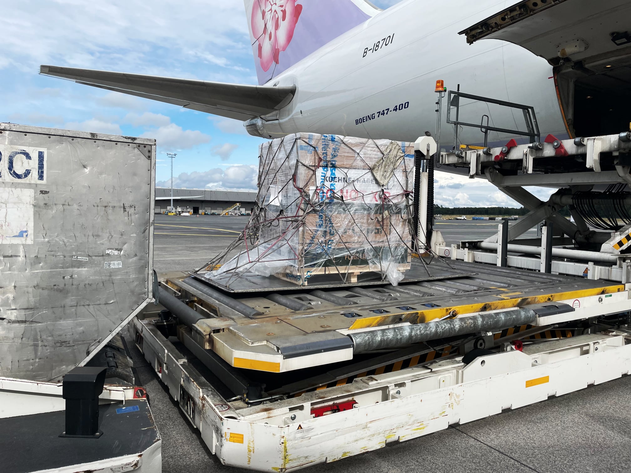 政府自購的10萬劑莫德納預計今下午3點左右抵台。（翻攝自蘇貞昌臉書）